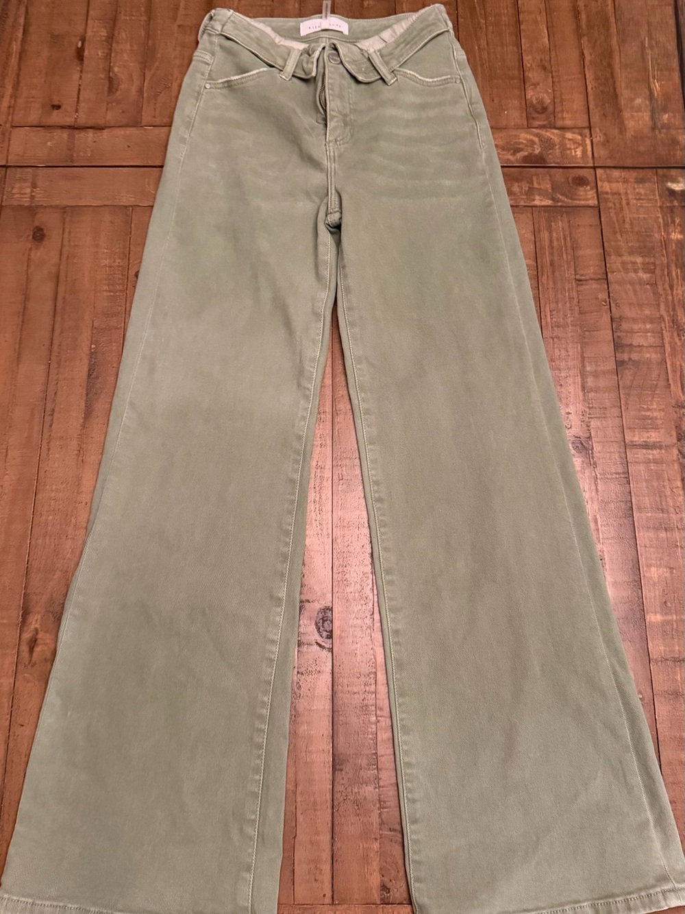 Wide-Leg Sage Green Women's Jeans with Flared Silhouette